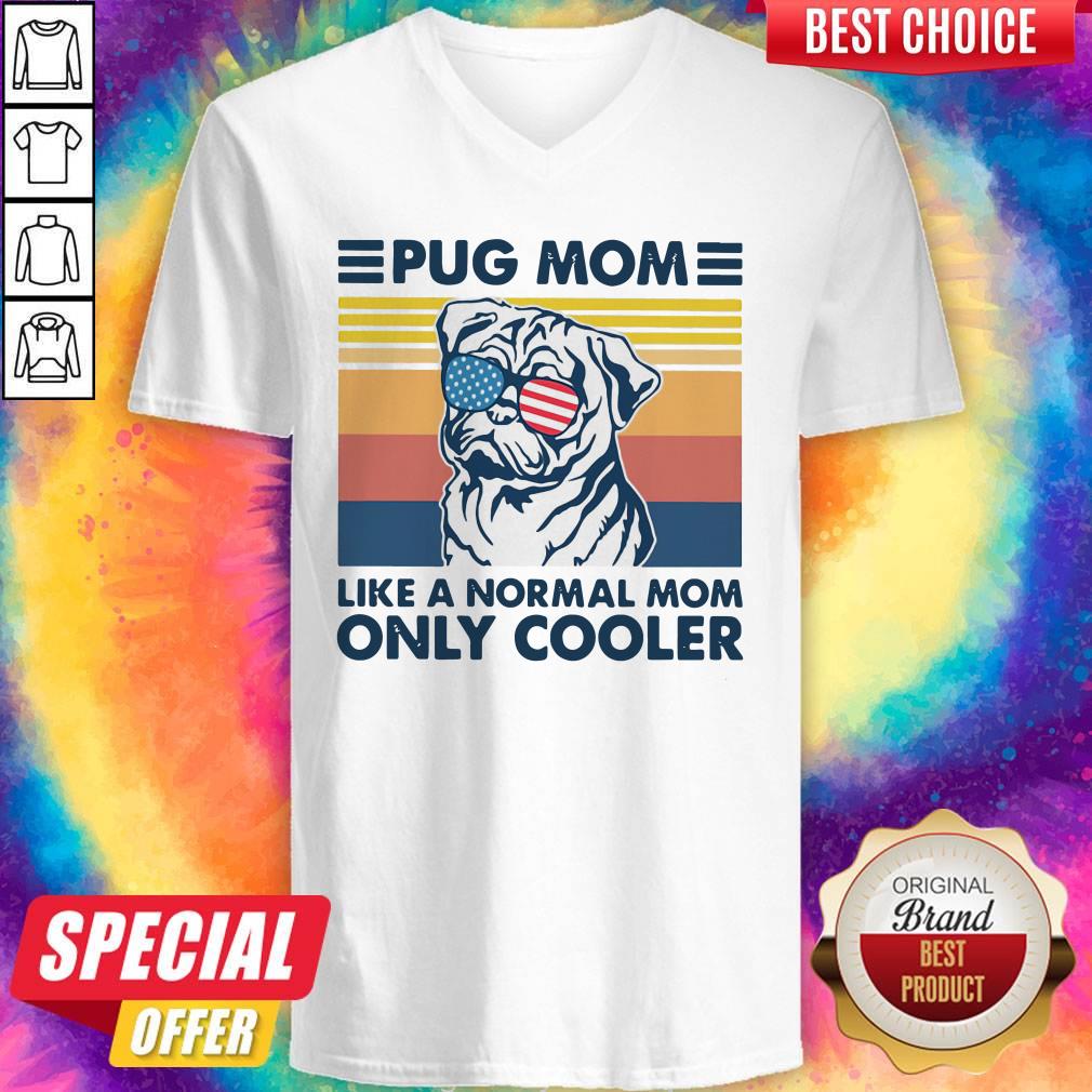 Pug Mom American Flag Veteran Independence Day Vintage Retro V-neck Pug Mom American Flag Veteran Independence Day Vintage Retro V-neck