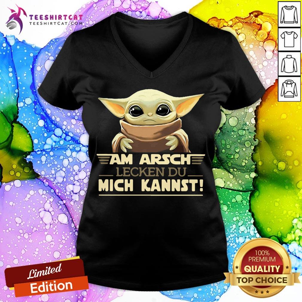 Baby Yoda Am Arsch Lecken Du Mich Kannst T-V neck - Design By Teeshirtcat.com Baby Yoda Am Arsch Lecken Du Mich Kannst T-V neck - Design By Teeshirtcat.com