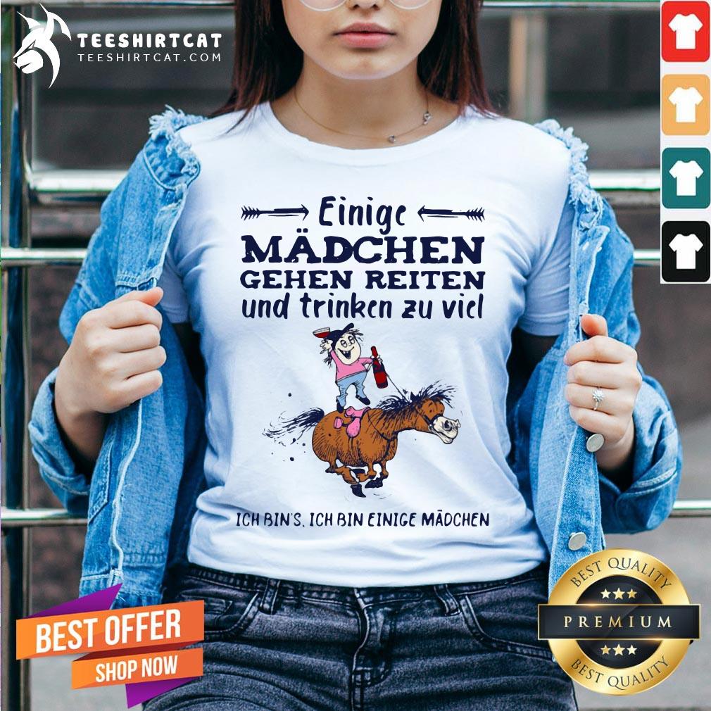 Einige Mädchen Gehen Reiten Und Trinken Zu Viel Ich Bin's Ich Bin Einige Madchen V Neck - Design By Teeshirtcat .com Einige Mädchen Gehen Reiten Und Trinken Zu Viel Ich Bin's Ich Bin Einige Madchen V Neck - Design By Teeshirtcat .com