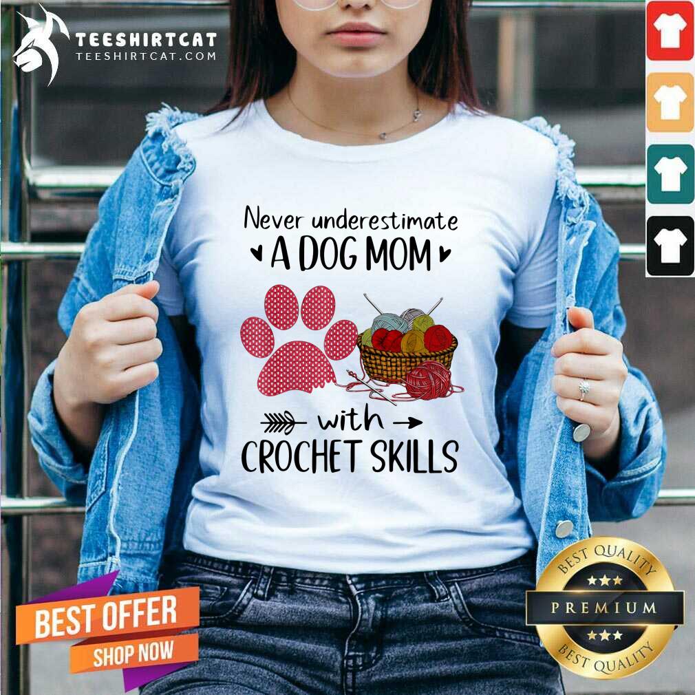 Never Underestimate A Dog Mom With Crochet Skills Paw V-neck Never Underestimate A Dog Mom With Crochet Skills Paw V-neck
