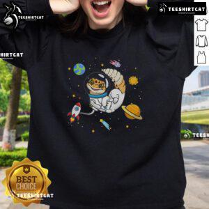 Cozy leopard gecko lover sweatshirt featuring vibrant reptile graphics, perfect for reptile enthusiasts and pet lovers.