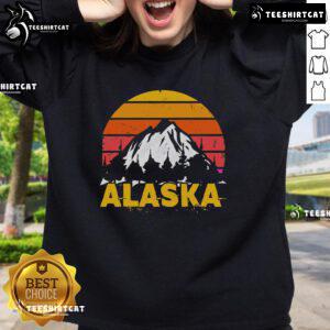 Retro Alaska mountain graphic on a vintage Alaskan sweatshirt, perfect for outdoor enthusiasts and stylish comfort.