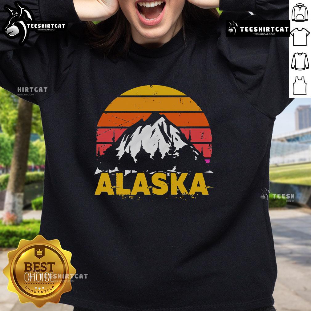 Retro Alaska mountain graphic on a vintage Alaskan sweatshirt, perfect for outdoor enthusiasts and stylish comfort.