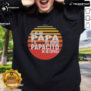 Alt Text: Top El Mejor Papa Da del Padre para Latinos sweatshirt featuring a stylish design celebrating fathers.