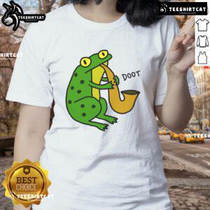 Funny jazz frog Doot graphic on a stylish ladies tee, perfect for music lovers and quirky fashion enthusiasts.