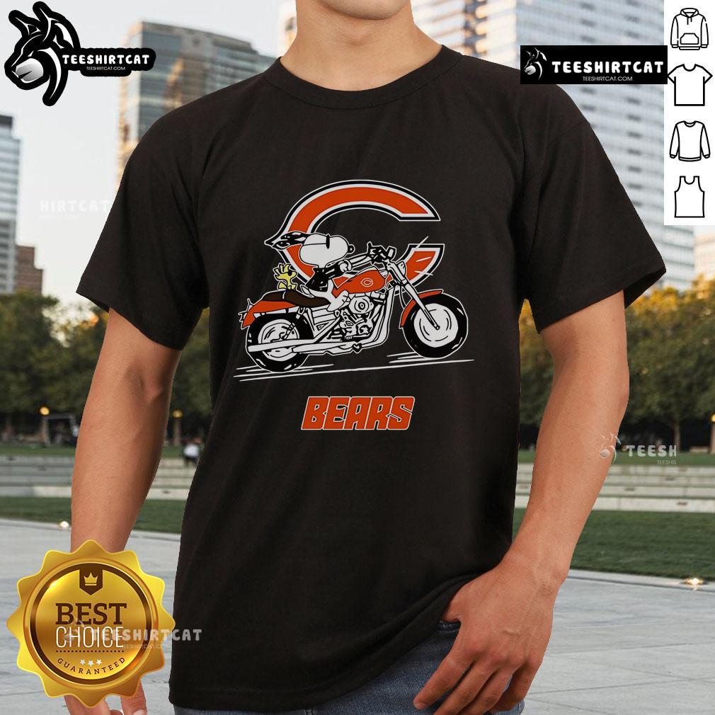Alt Text: Official Snoopy and Woodstock driving a motorbike on a Chicago Bears T-shirt, perfect for fans and collectors.
