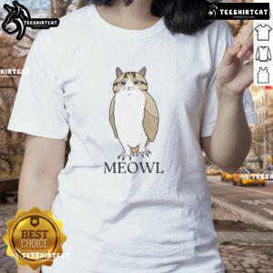 Funny cute cat and owl graphic on a ladies tee, perfect for animal lovers and casual wear enthusiasts.