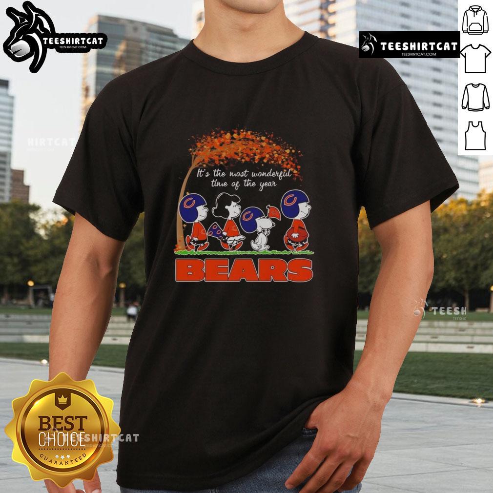 Good Snoopy And Friends X Chicago Bears T-Shirt for autumn, celebrating the joy of football season and the holidays.