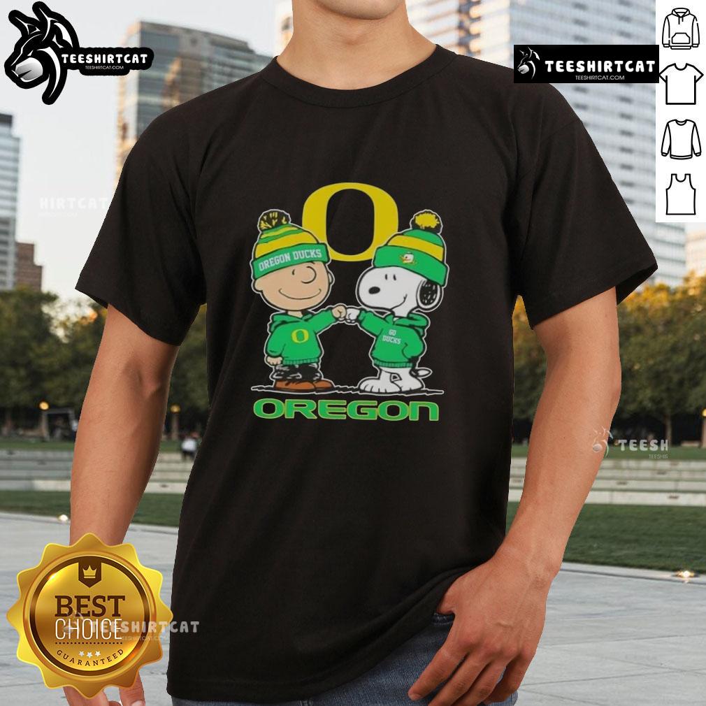 Premium Snoopy and Charlie Brown Oregon Ducks football skyline T-shirt featuring vibrant graphics and a stylish design.
