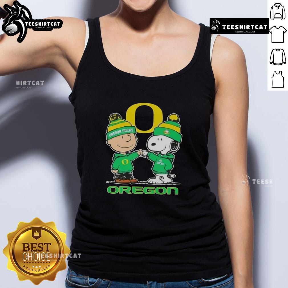 Alt Text: Premium Snoopy and Charlie Brown Oregon Ducks football skyline tank top featuring vibrant graphics and sporty design.