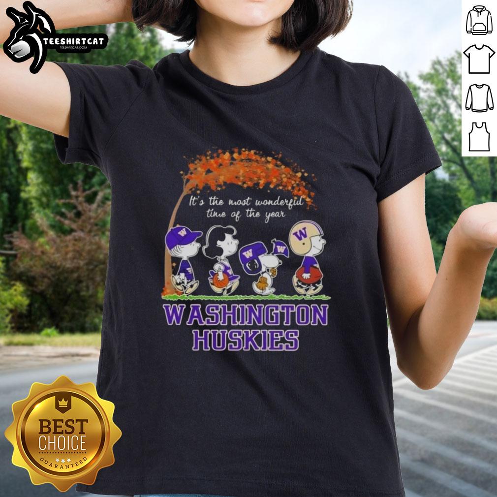 Premium Washington Huskies X Peanuts Snoopy and Friends autumn tee for women, perfect for the holiday season.