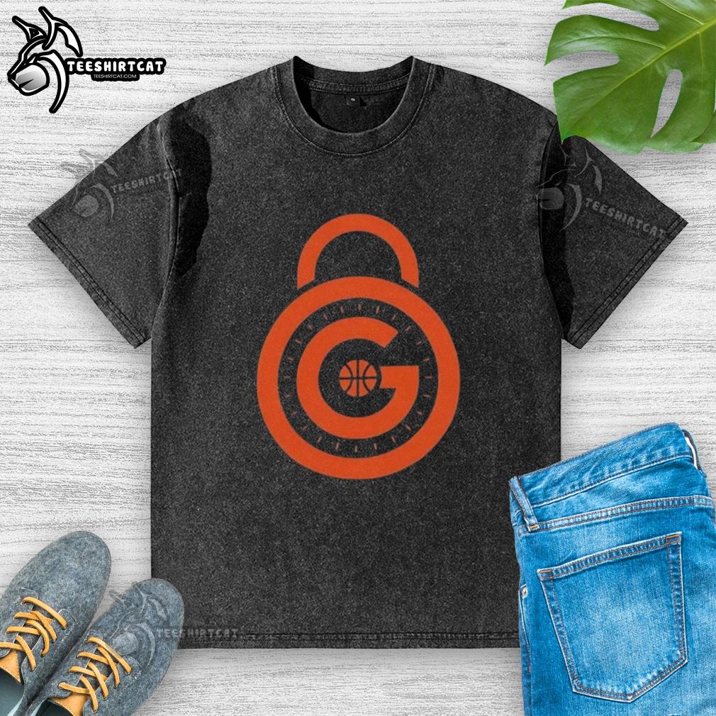 Top New York Knicks OG Lock Washed T-Shirt in vibrant blue, featuring team logo and comfortable fit for fans.