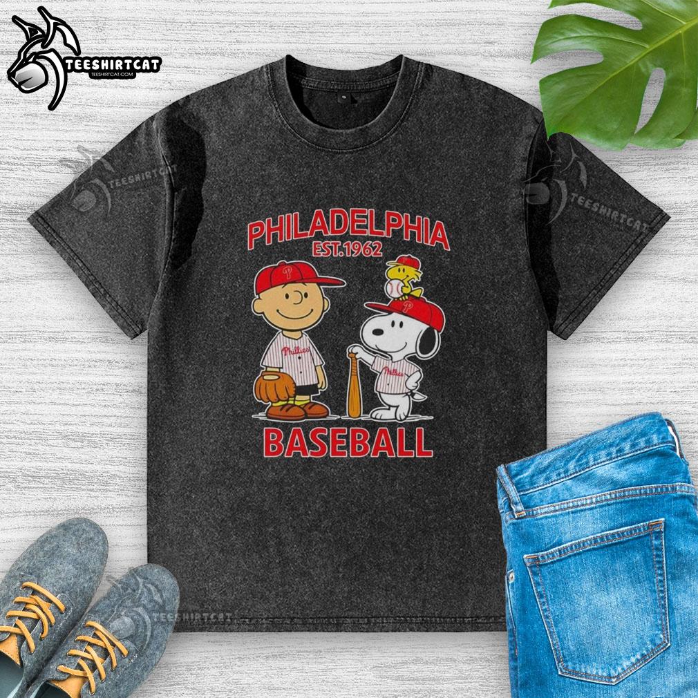 Awesome Charlie Brown and Snoopy X Philadelphia Phillies Basketball Est. 1962 washed t-shirt design featuring vibrant graphics.